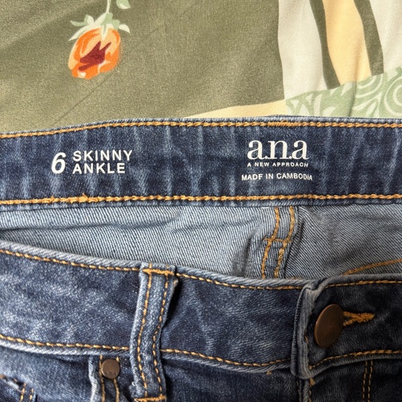 a.n.a. Skinny Ankle Jeans distressed hems - Size 6 - Picture 2 of 4